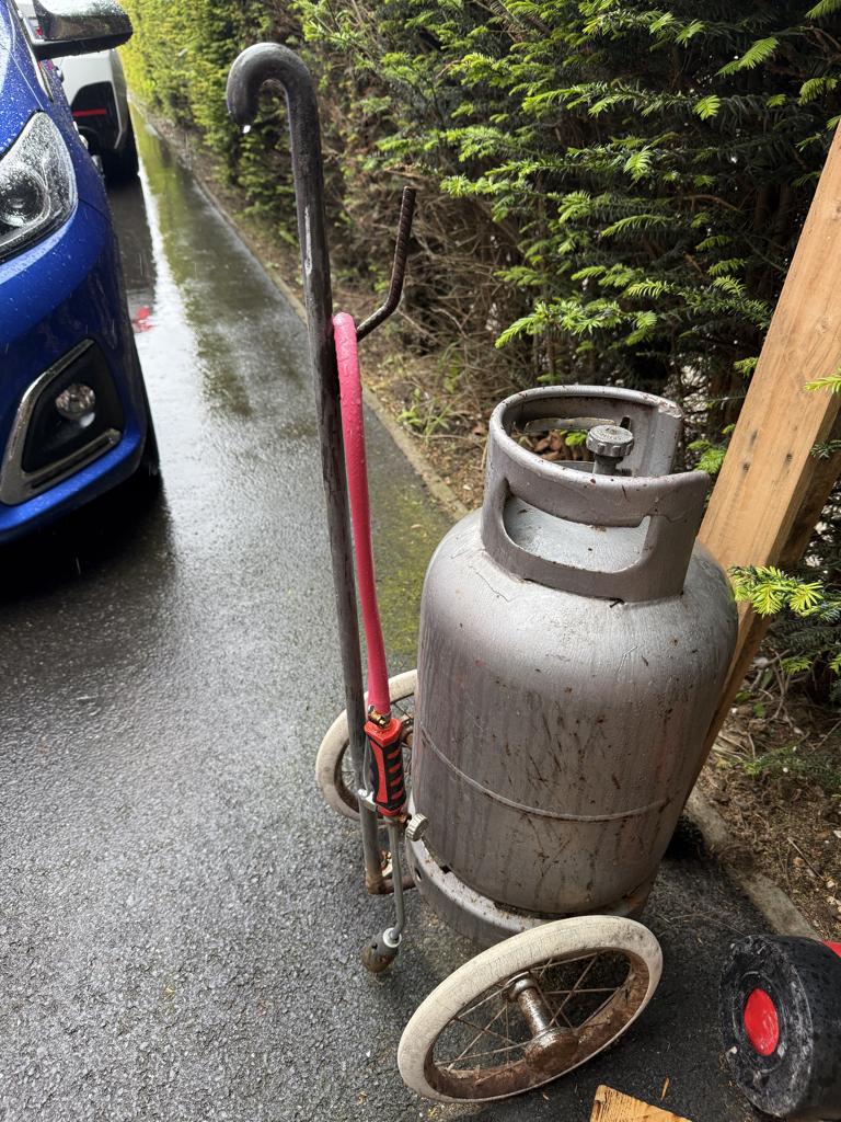 gasbrander met lege fles en wagentje, Ophalen