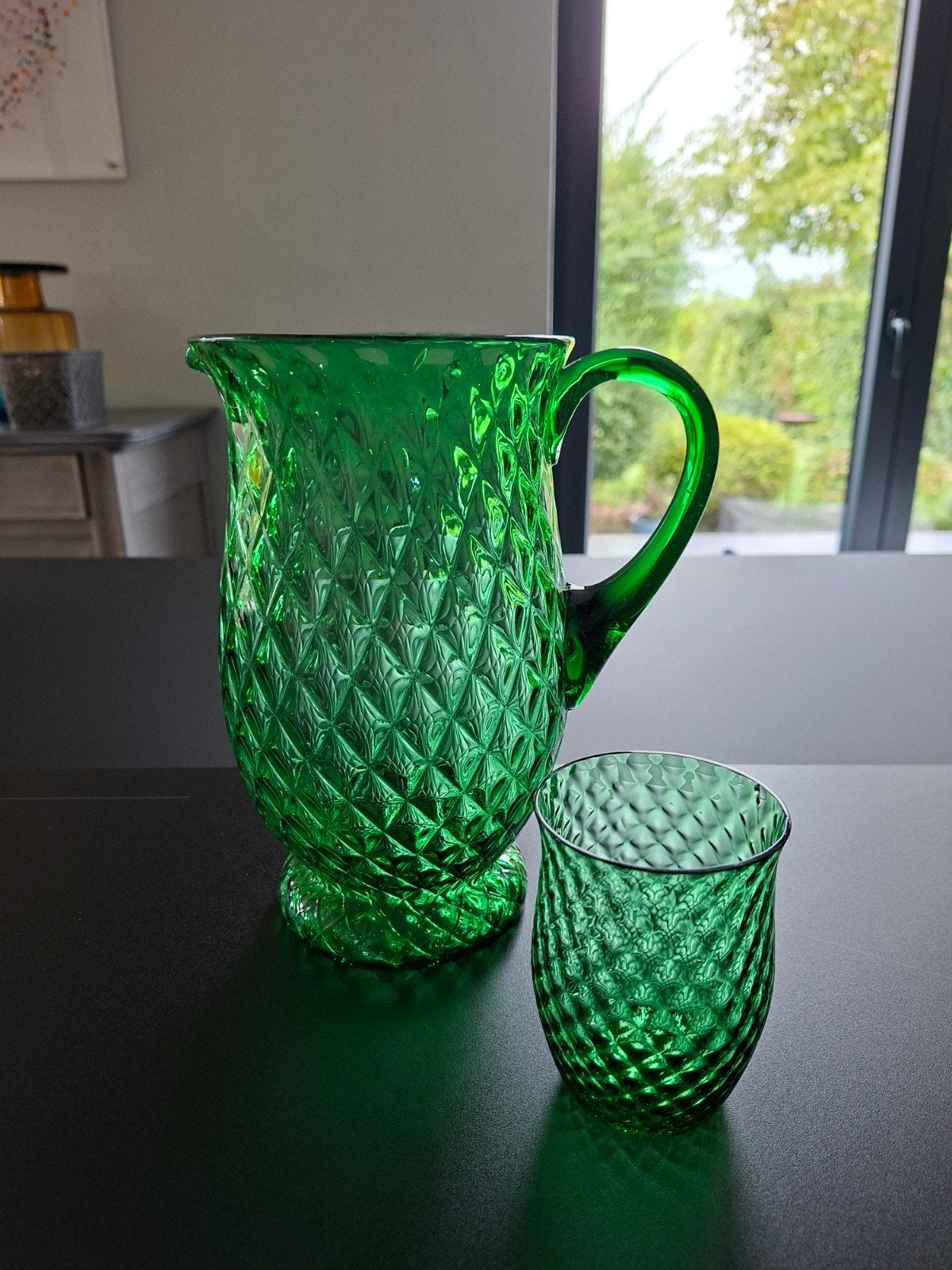 Grand pichet à eau et 1 gobelet en verre fin., Antiquités & Art, Enlèvement