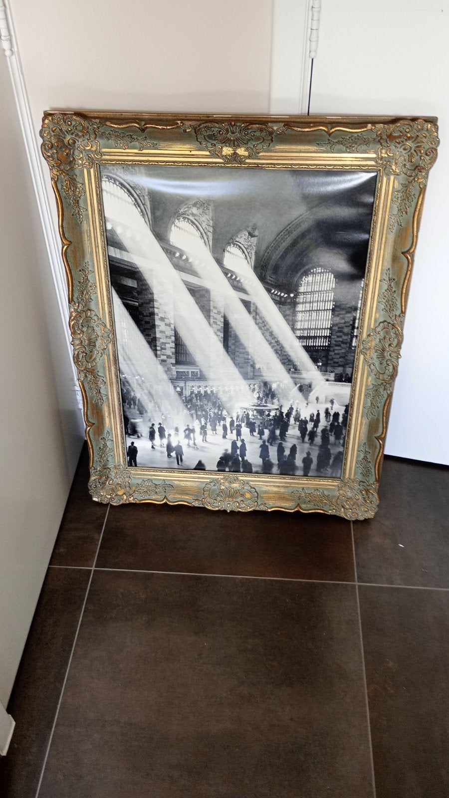 Cadre baroque doré avec le photographe Hal Morey, Enlèvement