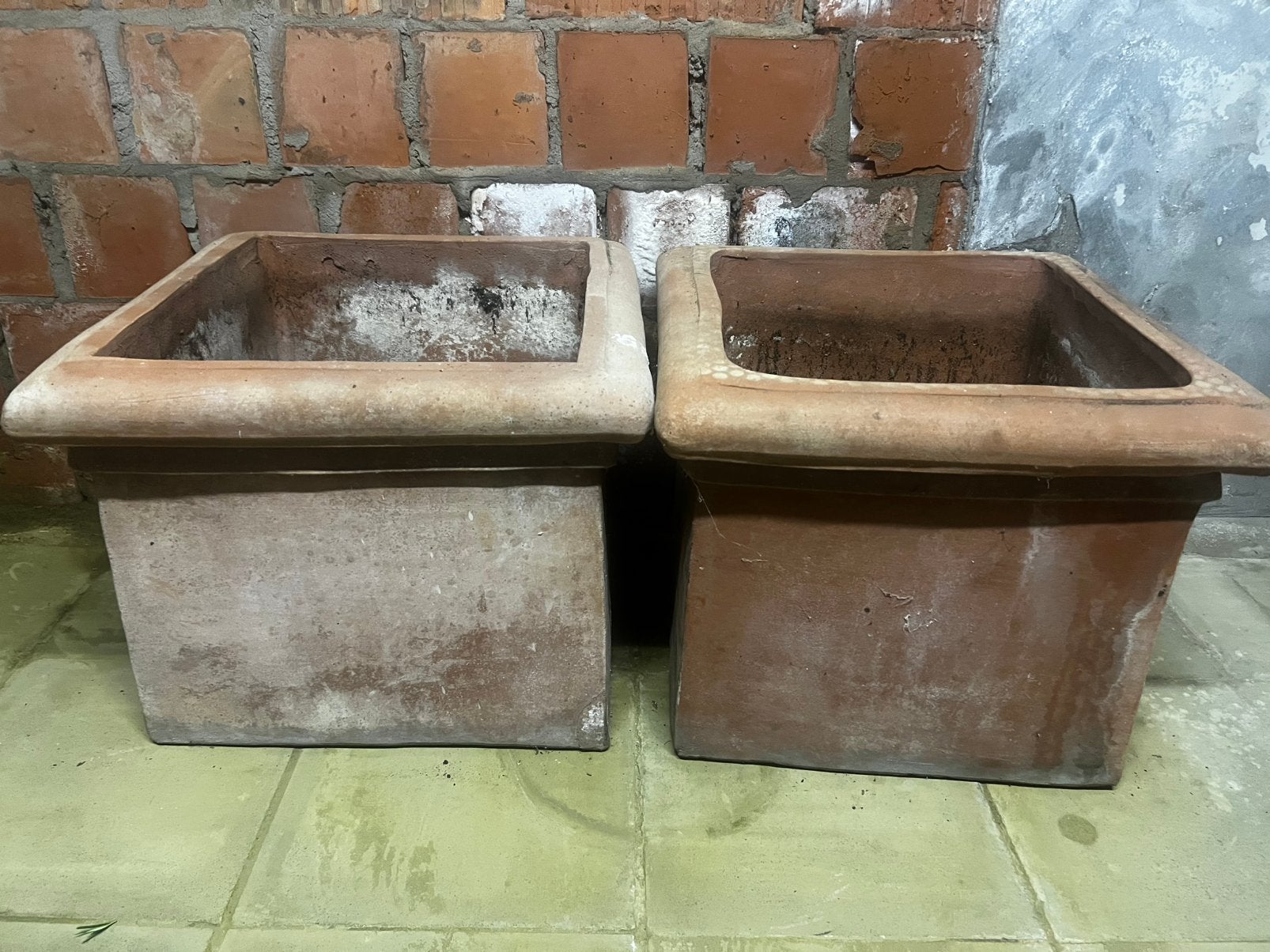 Deux grands pots de fleurs en terre cuite, Enlèvement, Utilisé, Carré, Balcon