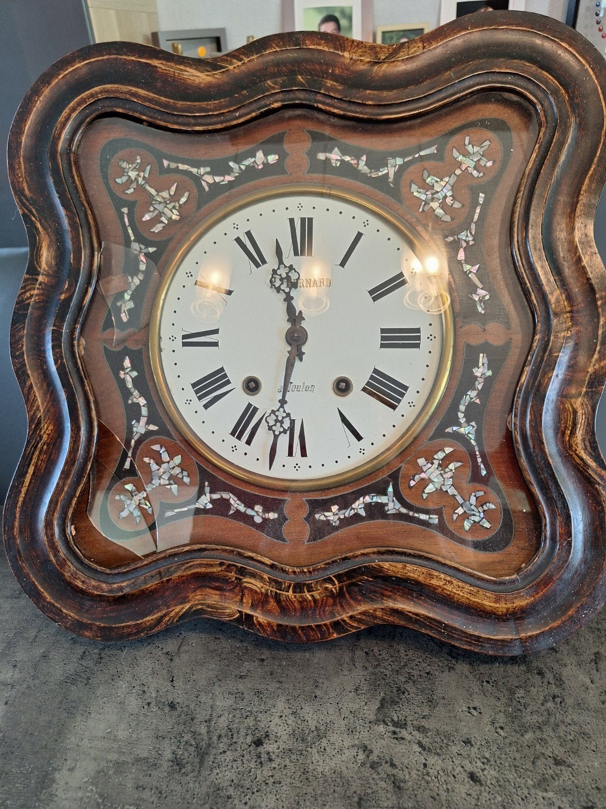 Pendule type oeil-de -boeuf, Enlèvement