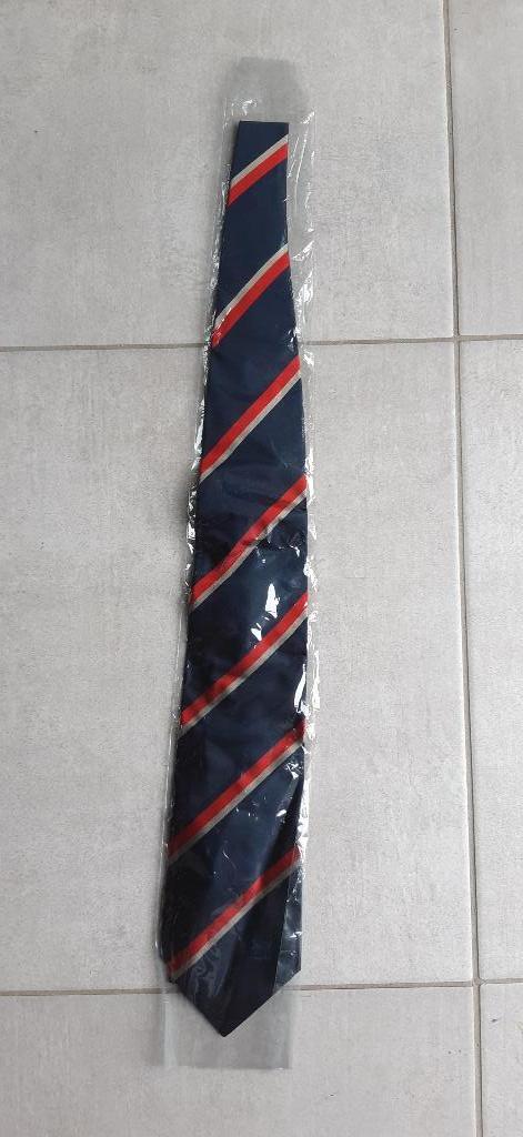 Cravate Kravat Alken-Maes (Cristal) 100% soie bleu-rouge, Enlèvement ou Envoi, Neuf, Vêtements, Autres marques