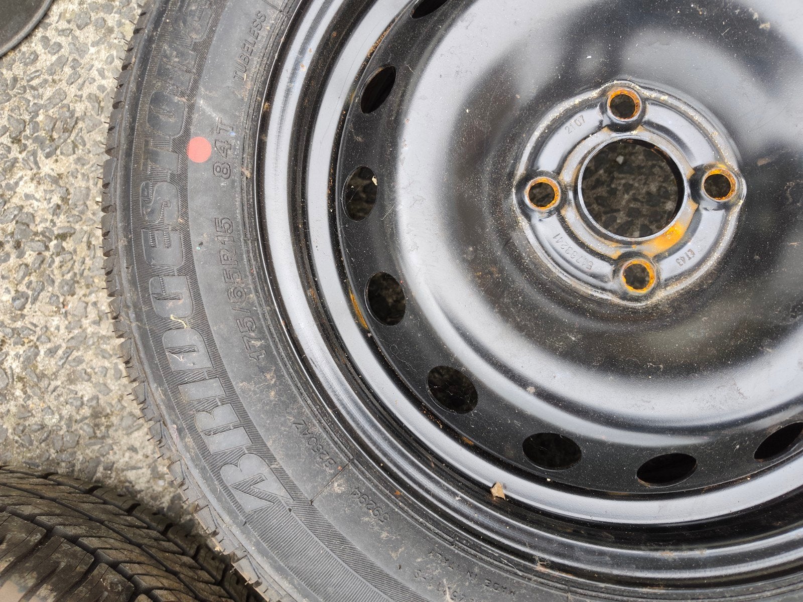 une nouvelle roue de secours supplémentaire pour une Fiat pu, Enlèvement