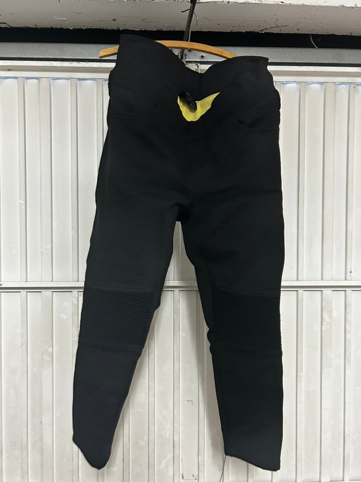 Pantalon moto dame Modeka, Enlèvement