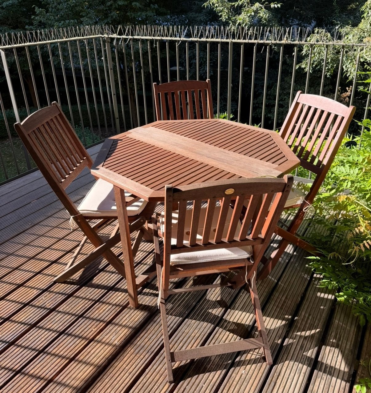 Tuintafel met 4 stoelen en kussens + extra’s, Ophalen, Zo goed als nieuw