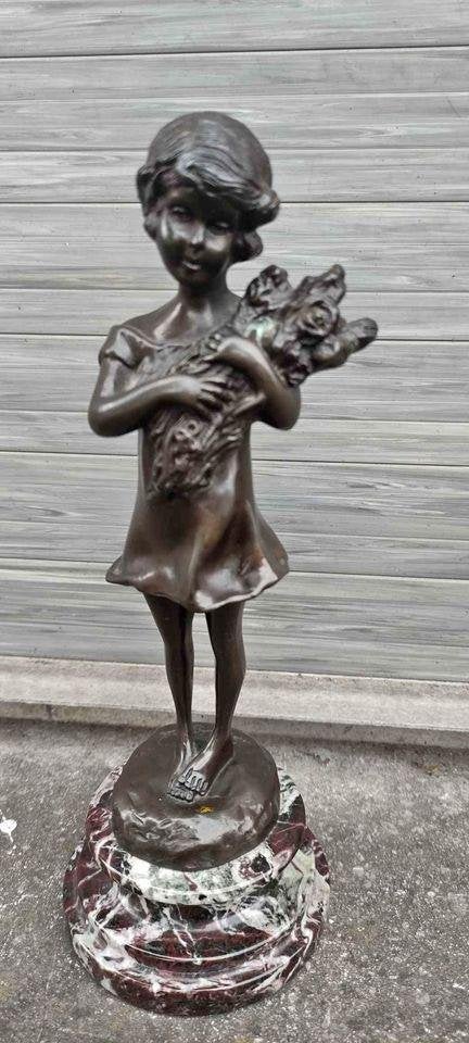 bronze jeune fille aux fleurs signe suzanne bizard, Antiquités & Art, Enlèvement ou Envoi, Bronze