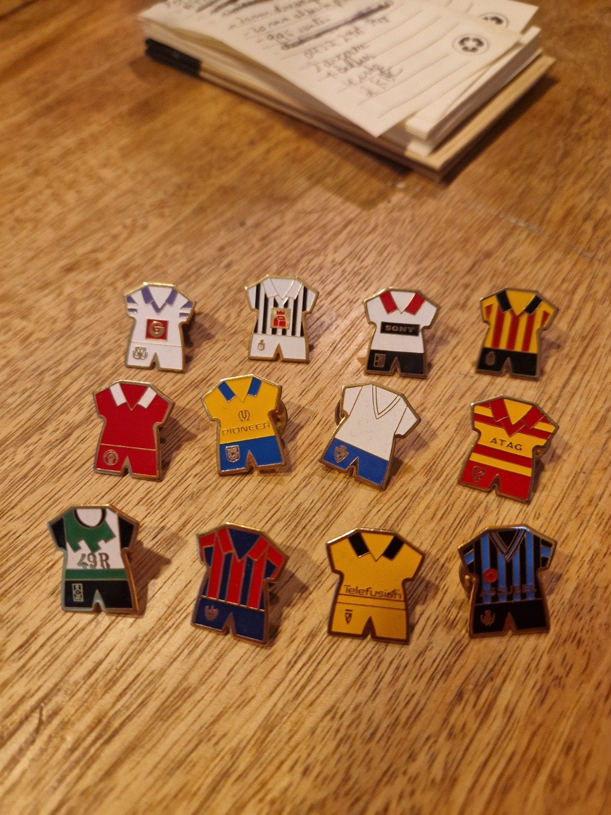 lot de 12 pins vintage maillot de football division 1 belge, Collections, Enlèvement ou Envoi, Comme neuf, Sport, Insigne ou Pin's