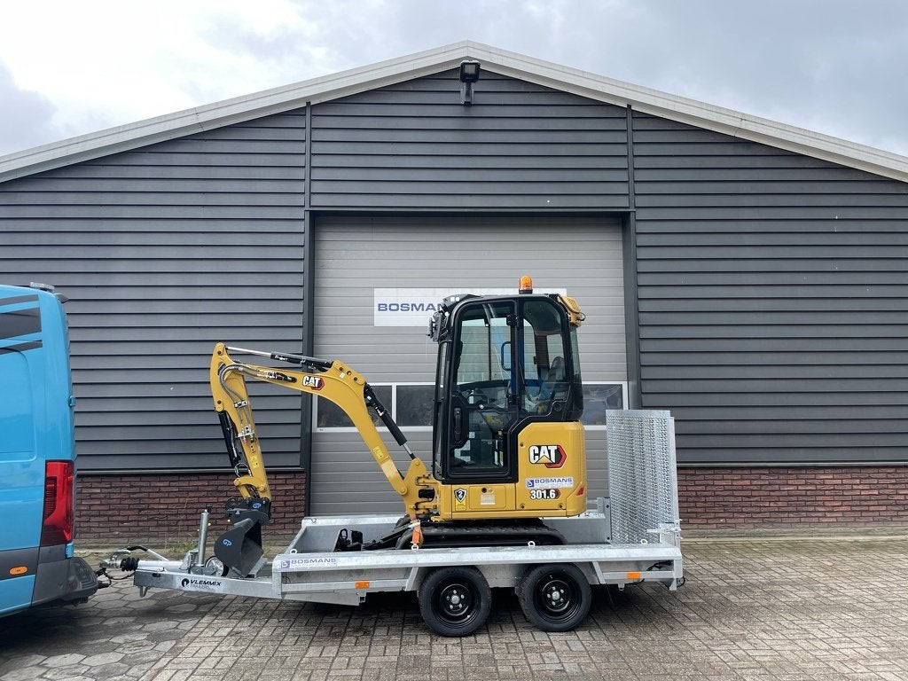 Vlemmix 2700 KG 300x150 2 assige machinetransporter NIEUW, Auto diversen, Aanhangers en Bagagewagens, Nieuw