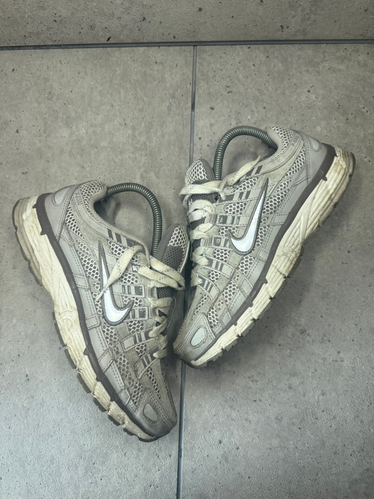 Nike P-6000 Grijs 39, Kleding | Dames, Ophalen of Verzenden, Zo goed als nieuw, Sneakers, Grijs