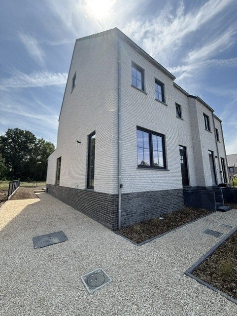 afgewerkte instapklare villa met 4 slaapkamers, 200 tot 500 m², Overige soorten, Verkoop zonder makelaar, Provincie Limburg