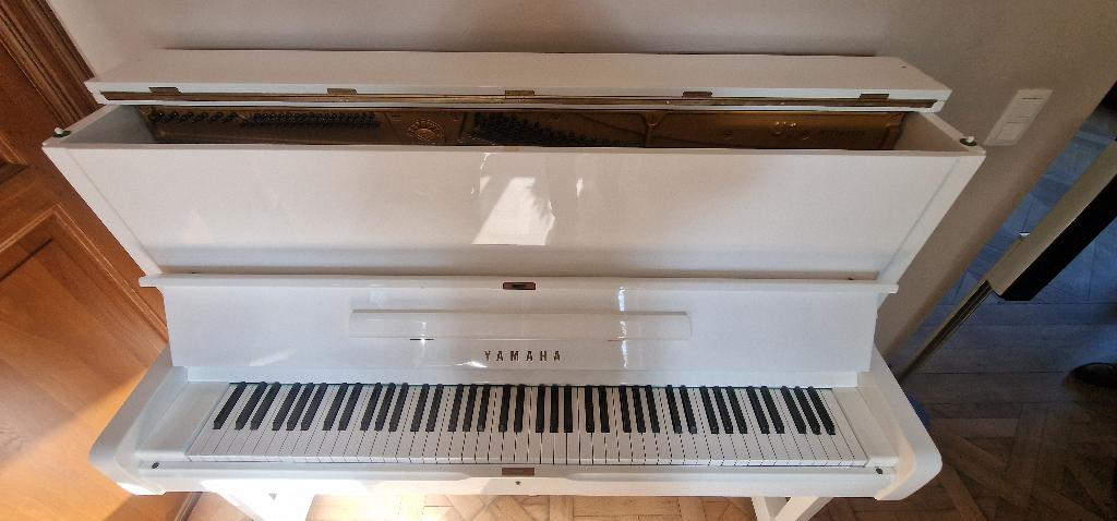 U1 YAMAHA BLANC, Musique & Instruments, Enlèvement ou Envoi, Brillant, Utilisé, Piano