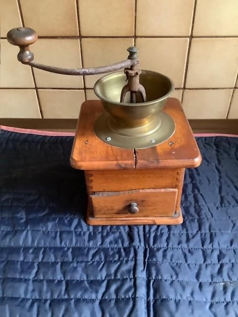 oude koffiemolen met koperen coupe jaren einde 1800 - 1900, Antiquités & Art, Enlèvement ou Envoi