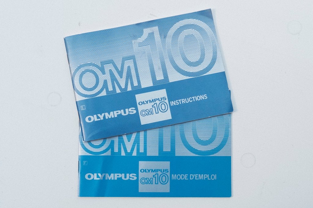 Originele Olympus OM10 Handleidingen (Engels & Frans), TV, Hi-fi & Vidéo, Appareils photo analogiques, Enlèvement ou Envoi, Comme neuf