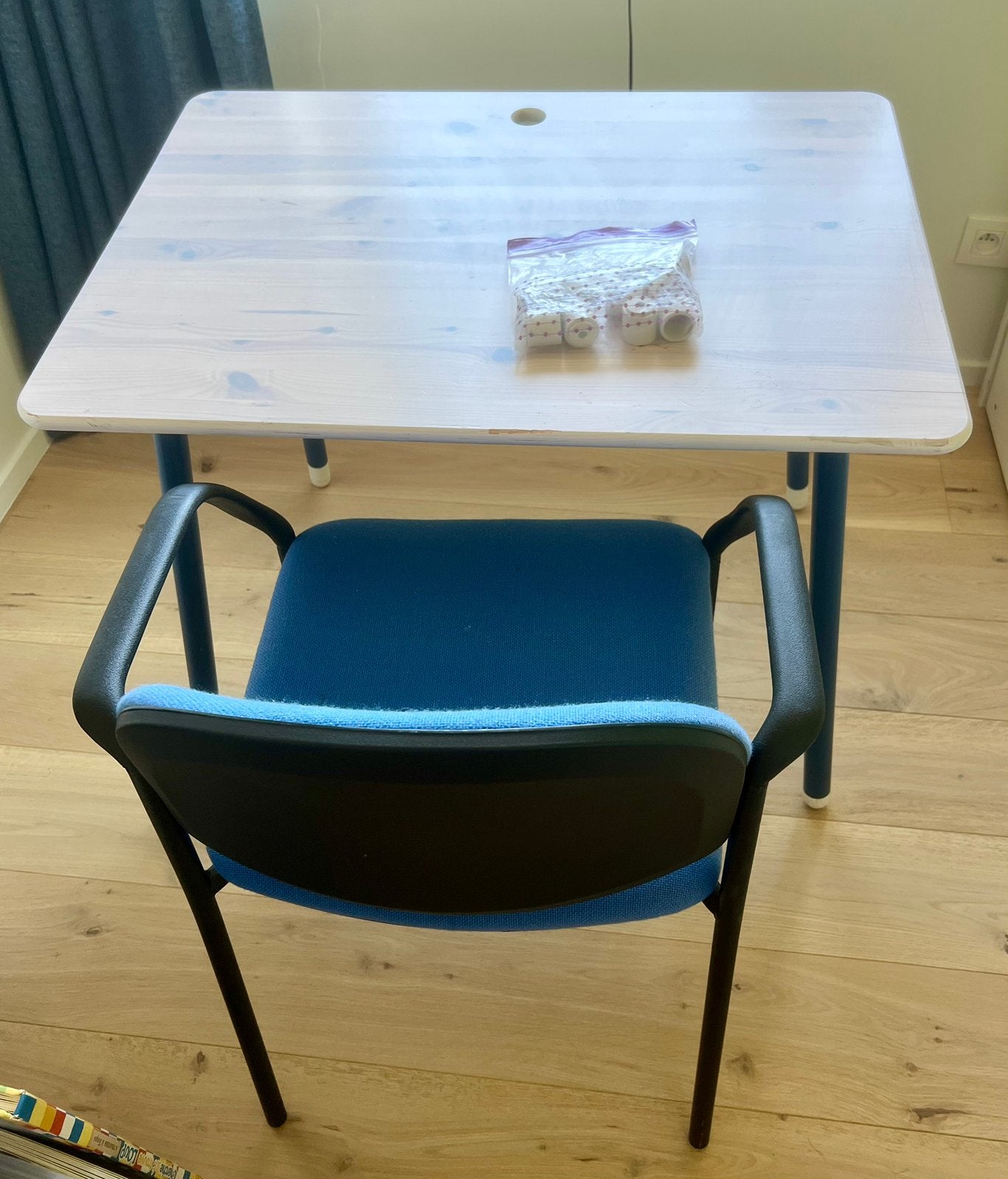 Bureau ajustable en hauteur et chaise tres stable et solide, Enlèvement, Utilisé, Bois