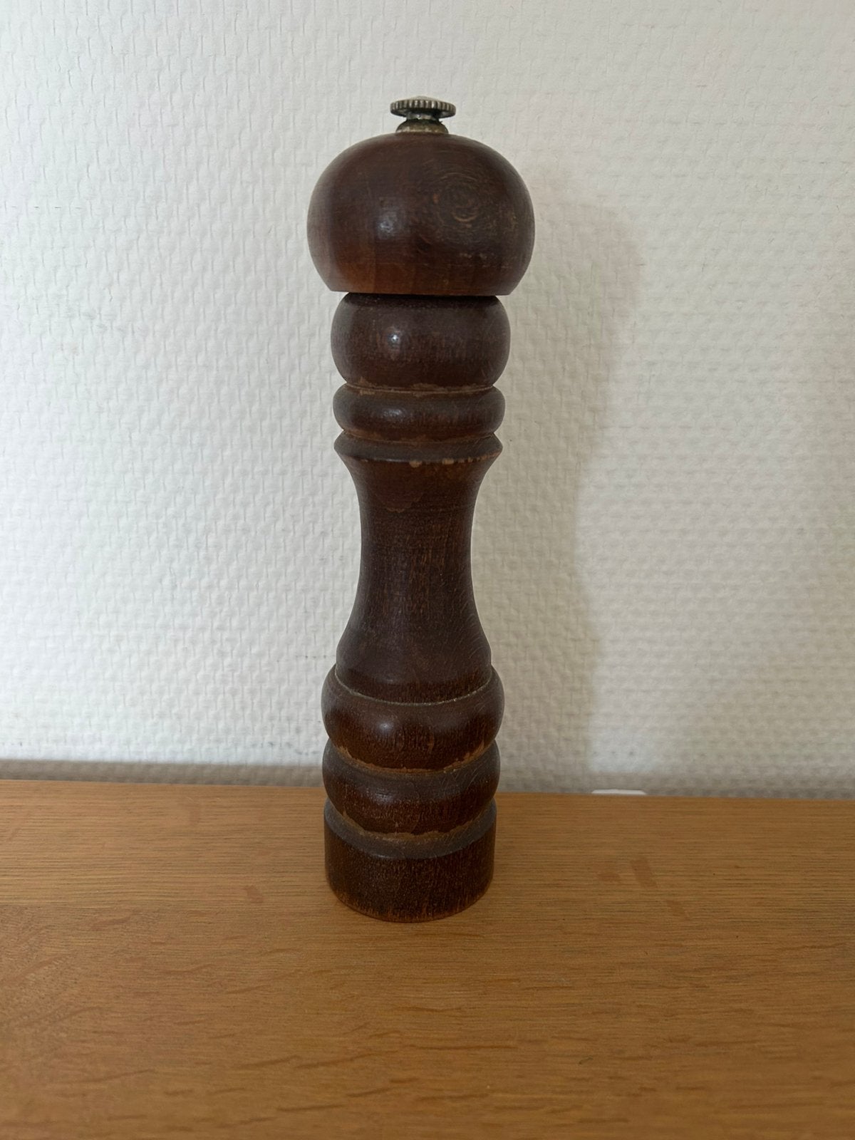 Donkerbruine houten vintage pepermolen Gourmet, Maison & Meubles, Enlèvement ou Envoi, Vintage, Utilisé, Autres types