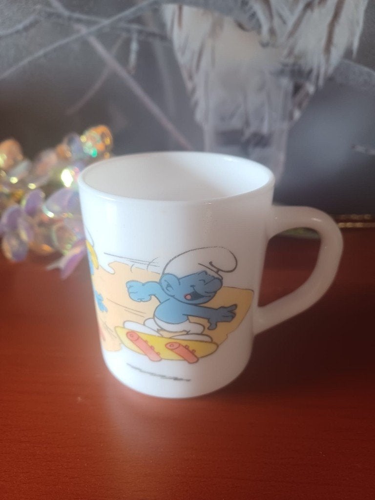 Vintage Arcopal Smurfen mok melkglas - Skateboard Smurf, Verzamelen, Smurfen, Ophalen of Verzenden, Gebruikt, Overige Smurfen