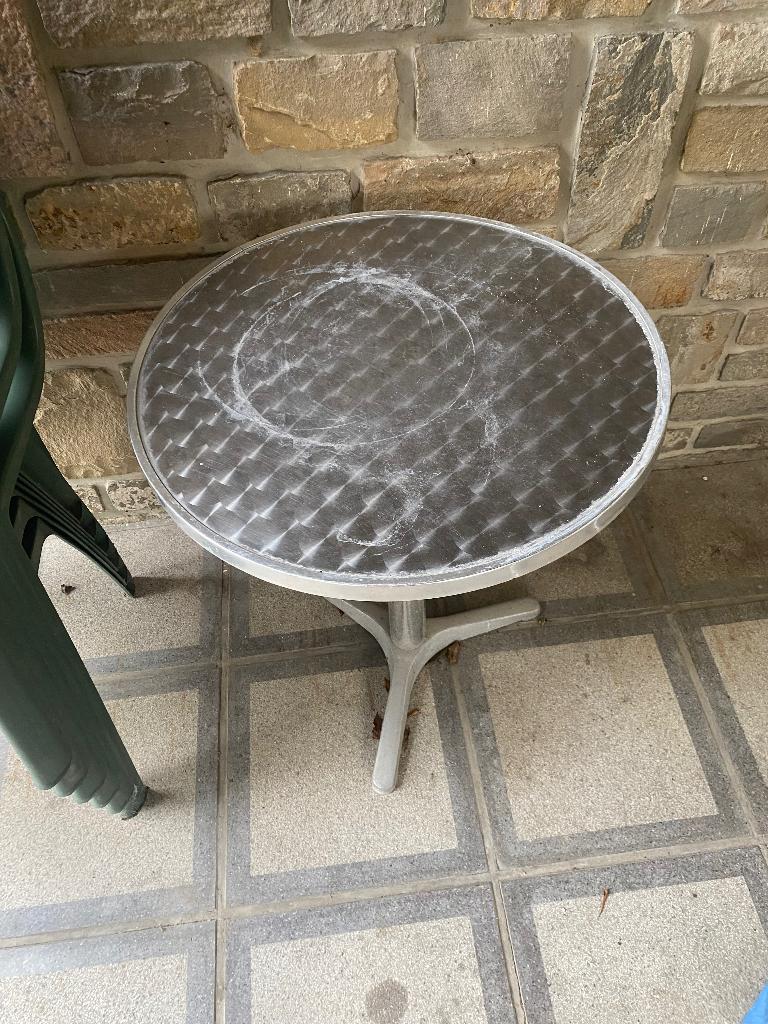 Petite table extérieur, Enlèvement