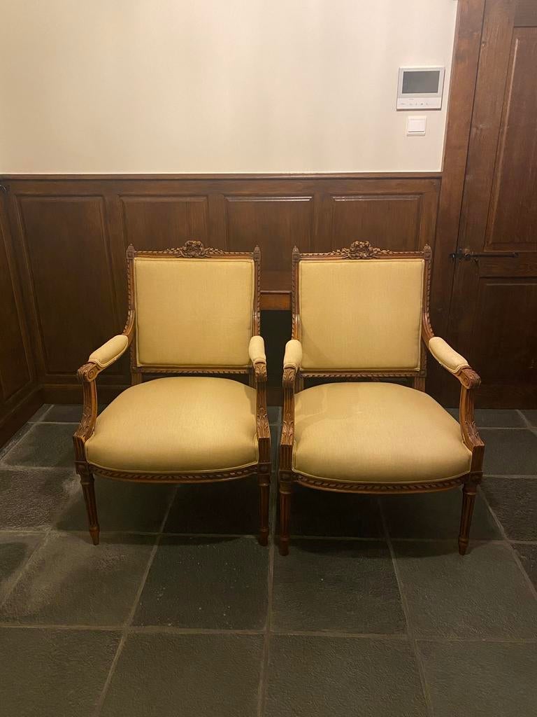 Deux chaises Louis XV, Enlèvement