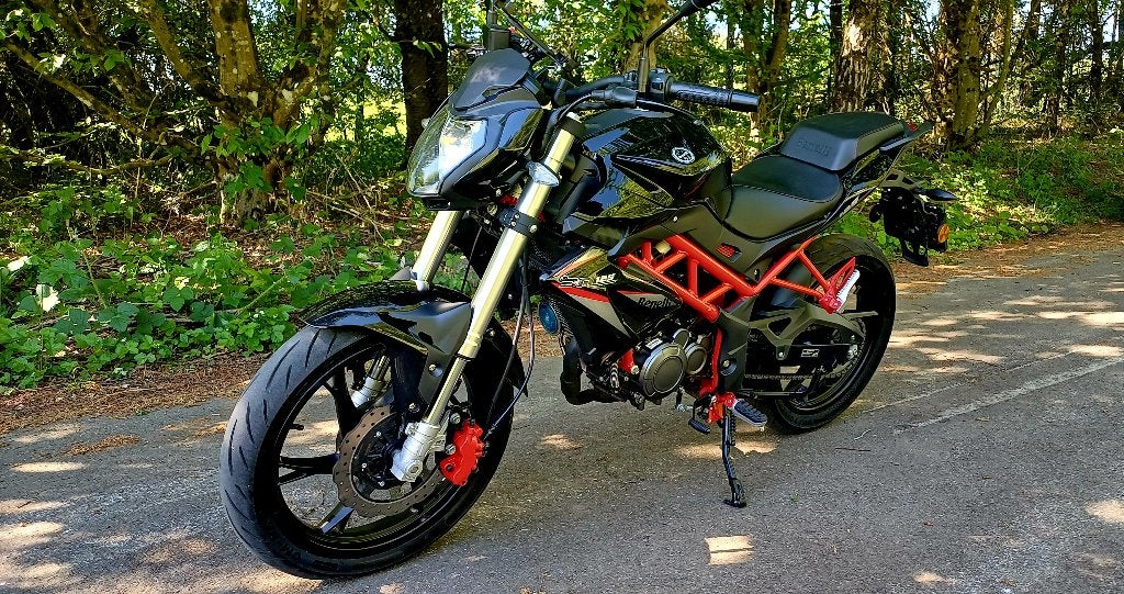 Benelli 125 cc (édition) 2023, dans un état strictement neuf, Motos, 125 cm³, Éclairage LED, 1 cylindre, Manuelle