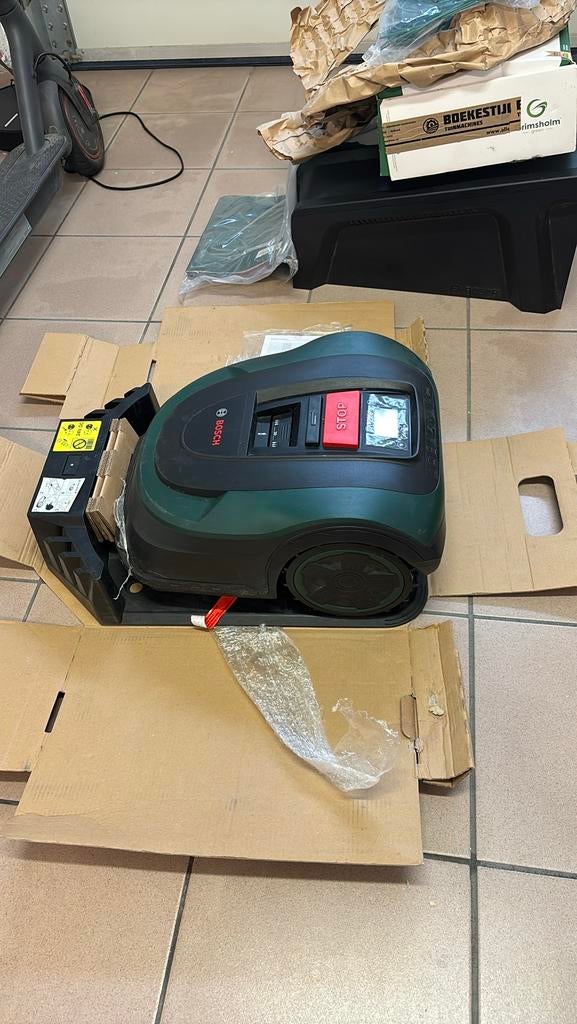 Robotgrasmaaier met nieuwe batterij + garage, Enlèvement, Comme neuf, 20 à 25 cm, Contrôlable via l'application