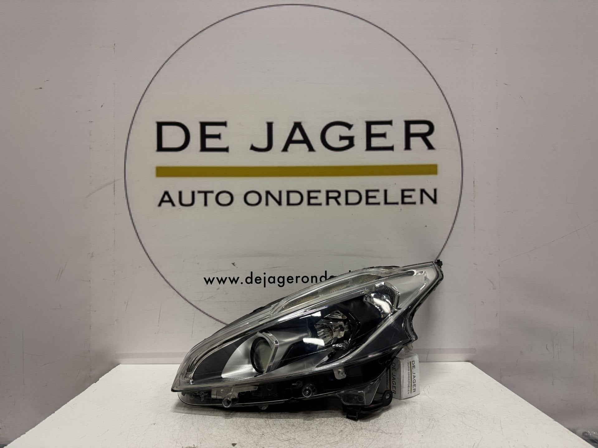 Phare LED gauche pour Peugeot 208, r f rence 9810805780 ( pa, Taurusavenue 1
2132 LS  Hoofddorp, NL, Contact.group@renault.com