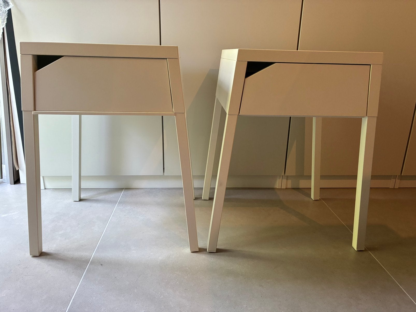 2 metalen nachtkastjes (Ikea), Comme neuf, Moins de 45 cm, Enlèvement, Métal ou Aluminium