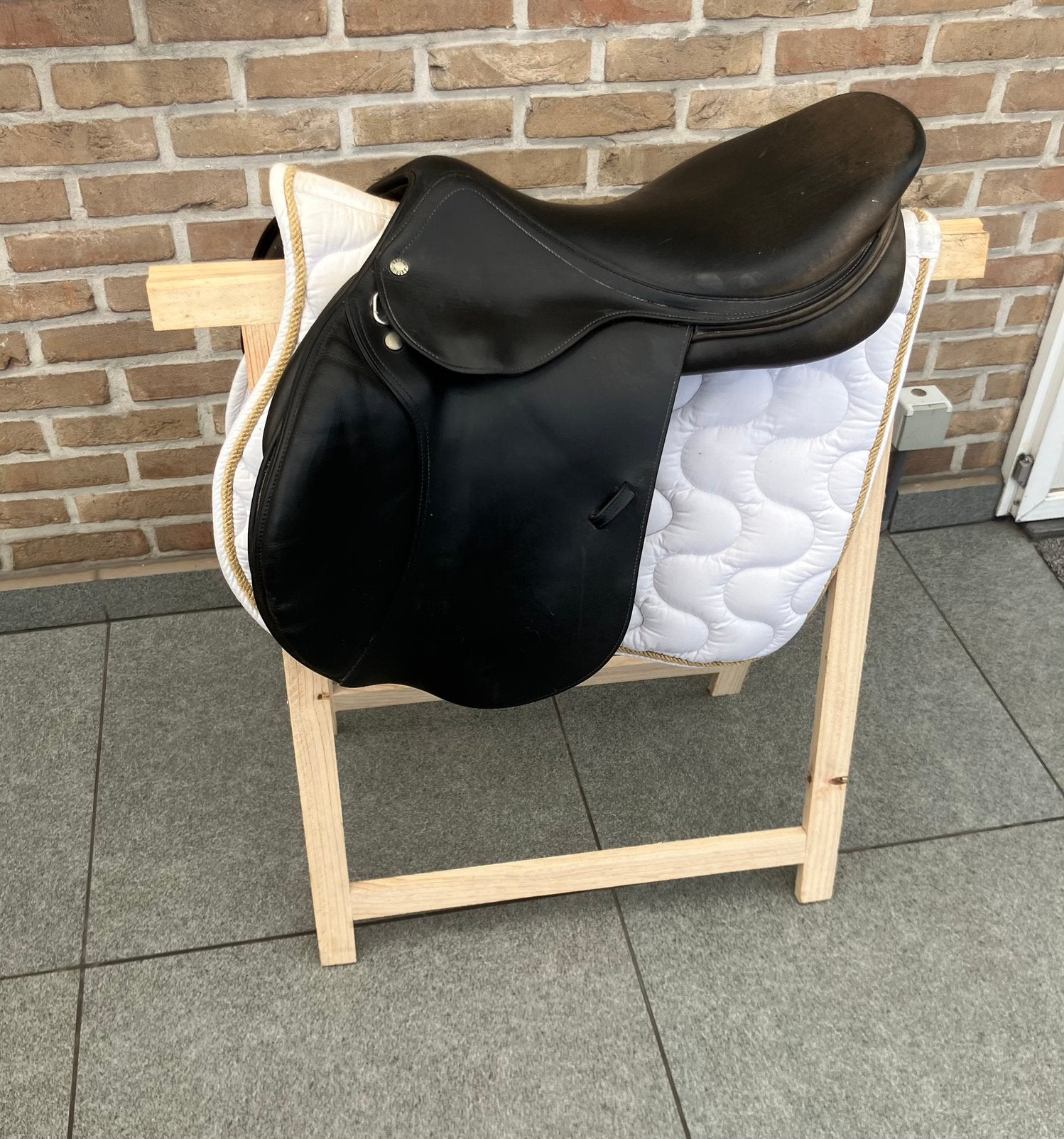 Springzadel Amerigo 17,5 inch, Dieren en Toebehoren, Ophalen of Verzenden, Zo goed als nieuw, Zwart