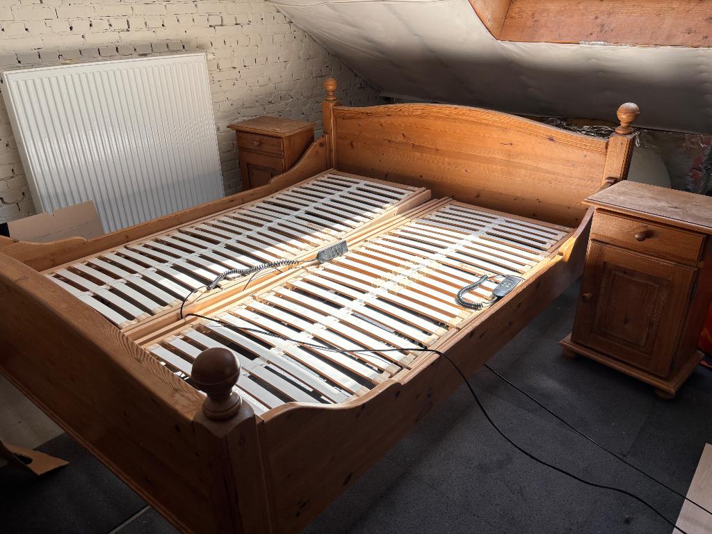 Bed met elektrisch verstelbare lattenbodem en nachtkastjes, Brun, Enlèvement, Utilisé, Bois