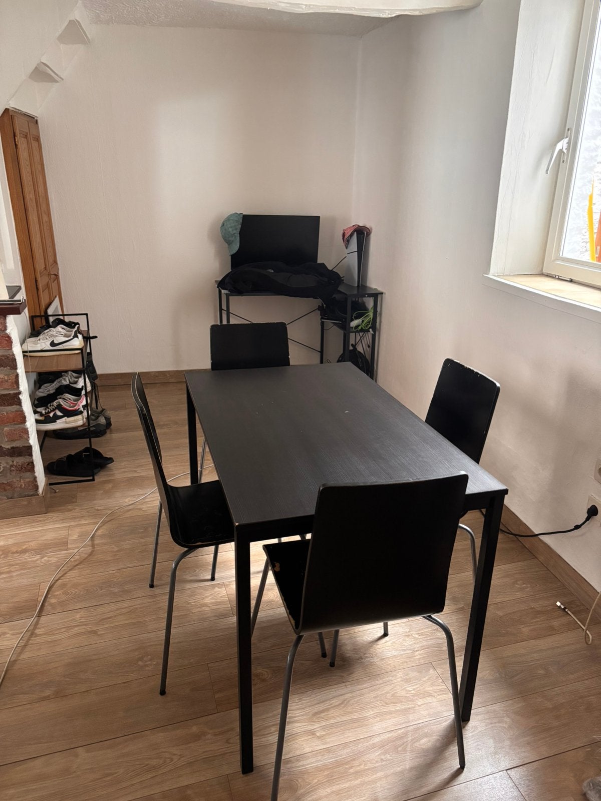 Table noir en bois + 4chaisses, Enlèvement, Utilisé