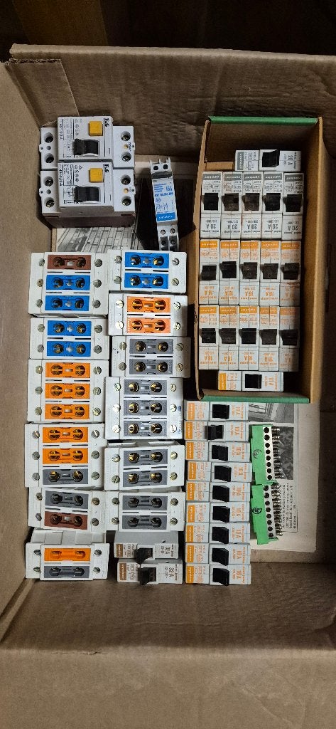 Zekeringen 10A, 16A, 20A, 32A + diff 30 mA en 300 mA, Doe-het-zelf en Bouw, Ophalen, Gebruikt, Overige typen
