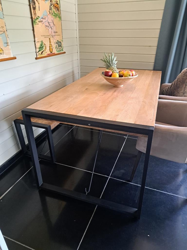 Eettafel + 2 zitbanken. Mangohout, Ophalen