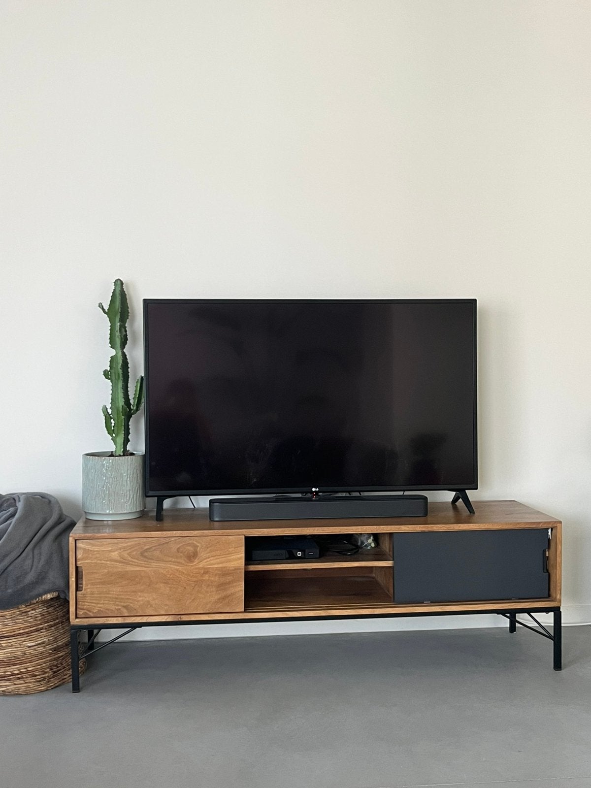 Tv-meubel massief hout, Ophalen, Zo goed als nieuw