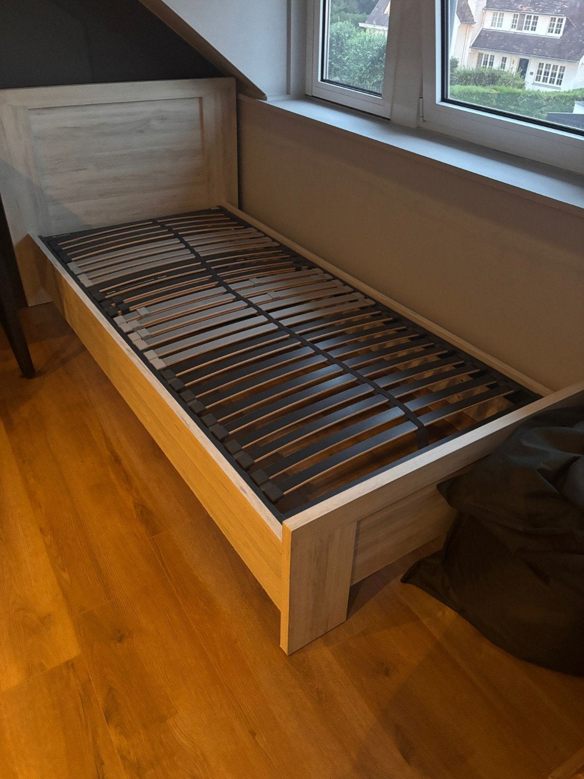 Eenpersoonsbed met lattenbodem en nachtkastje, Huis en Inrichting, Slaapkamer | Bedden, Ophalen, Gebruikt, Eenpersoons