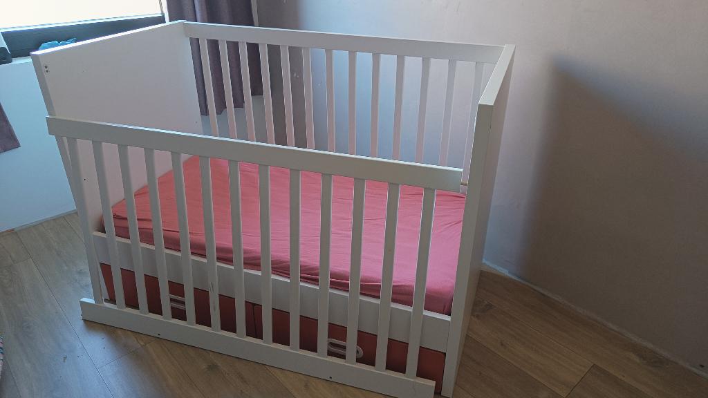 Babykamer: commode en bed met matrasje en hoezen, Kinderen en Baby's, Kinderkamer | Bedden, Ophalen, Gebruikt, Matras