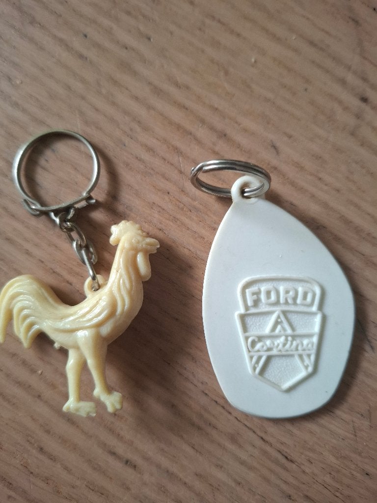 Porte clés plastique coq wallon et Ford Cortina, Ophalen of Verzenden, Gebruikt