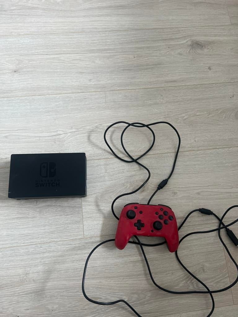 nintende switch controller + bakje voor ansluiting aan tv, Ophalen of Verzenden, Zo goed als nieuw, Switch, Overige controllers