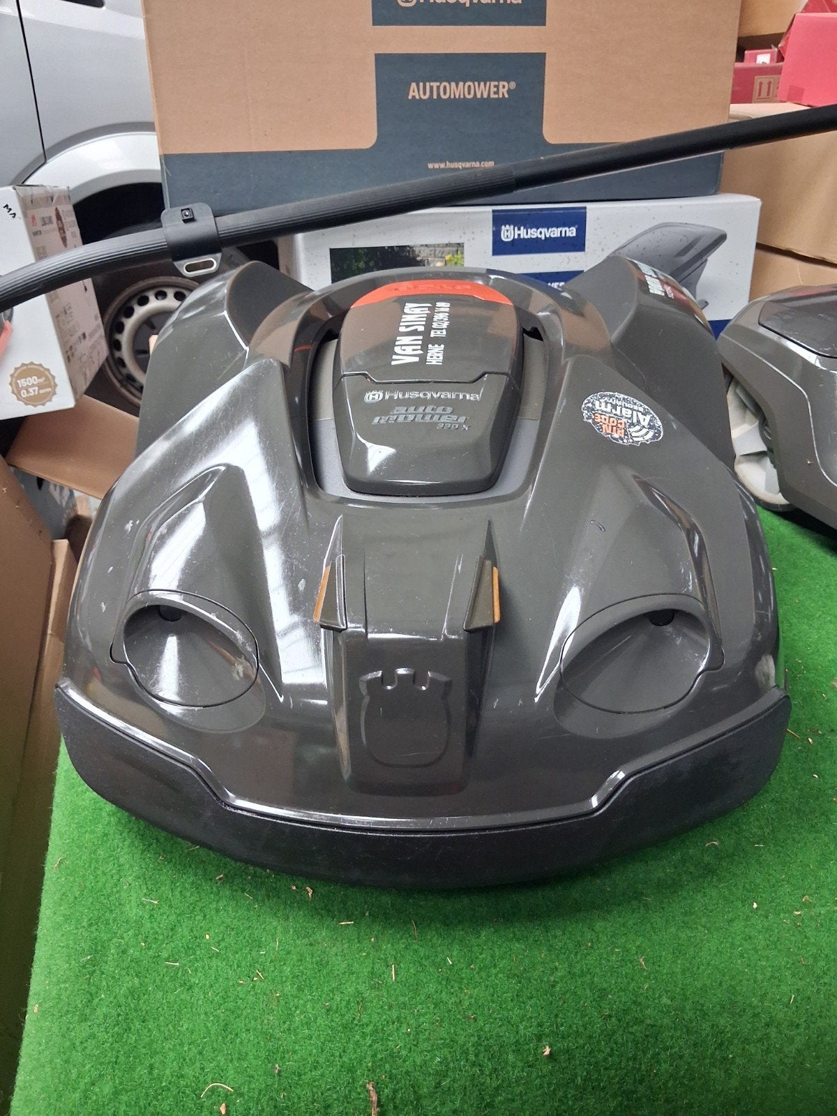 Husqvarna 330x, Jardin & Terrasse, 20 à 25 cm, Enlèvement, Utilisé, Avec capteur de pluie