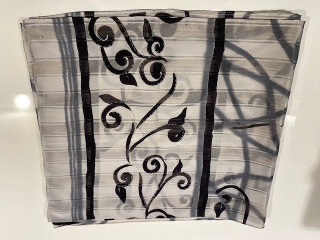 Grijze foulard met zwarte print, Kleding | Dames, Mutsen, Sjaals en Handschoenen, Ophalen of Verzenden, Gedragen, Sjaal