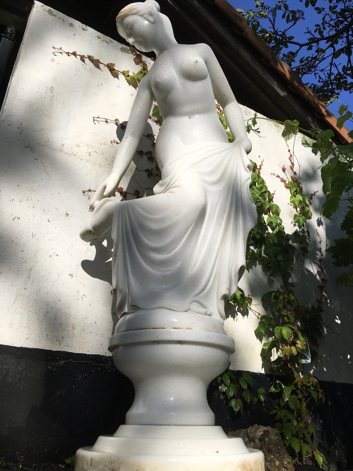 Groot tuinbeeld op sokken vervaardigd uit marmer, Tuin en Terras, Tuinbeelden, Ophalen