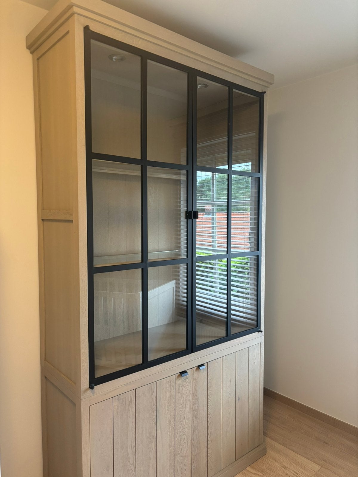 Vitrine kast Charrell, Huis en Inrichting, Kasten | Vitrinekasten, Zo goed als nieuw, Ophalen