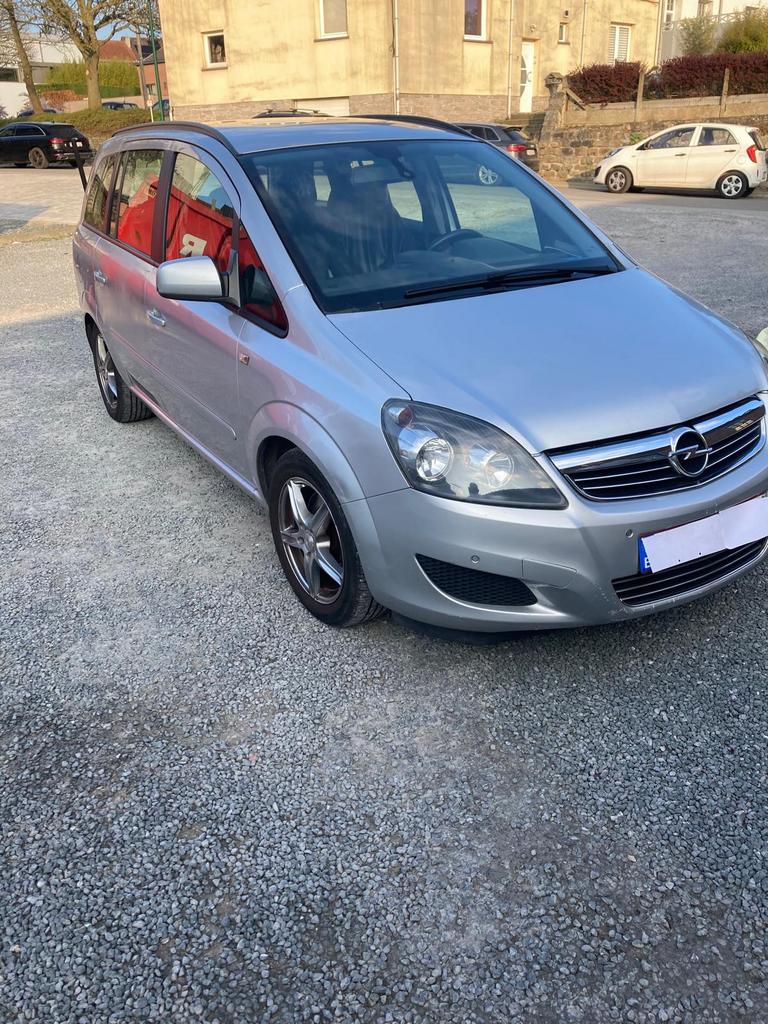 Opel Zafira 2012 – Diesel 1.7L – fonctionne bien, Argent ou Gris, Achat, Attache-remorque, 7 places