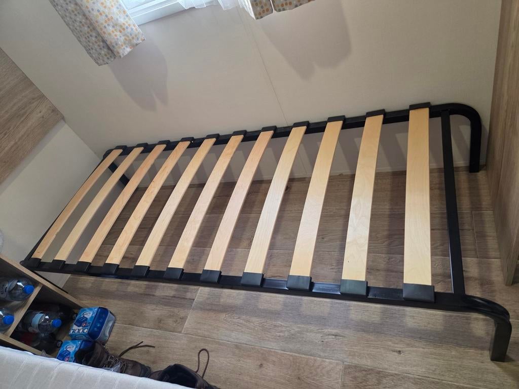 2 lits avec sommier à lattes et matelas