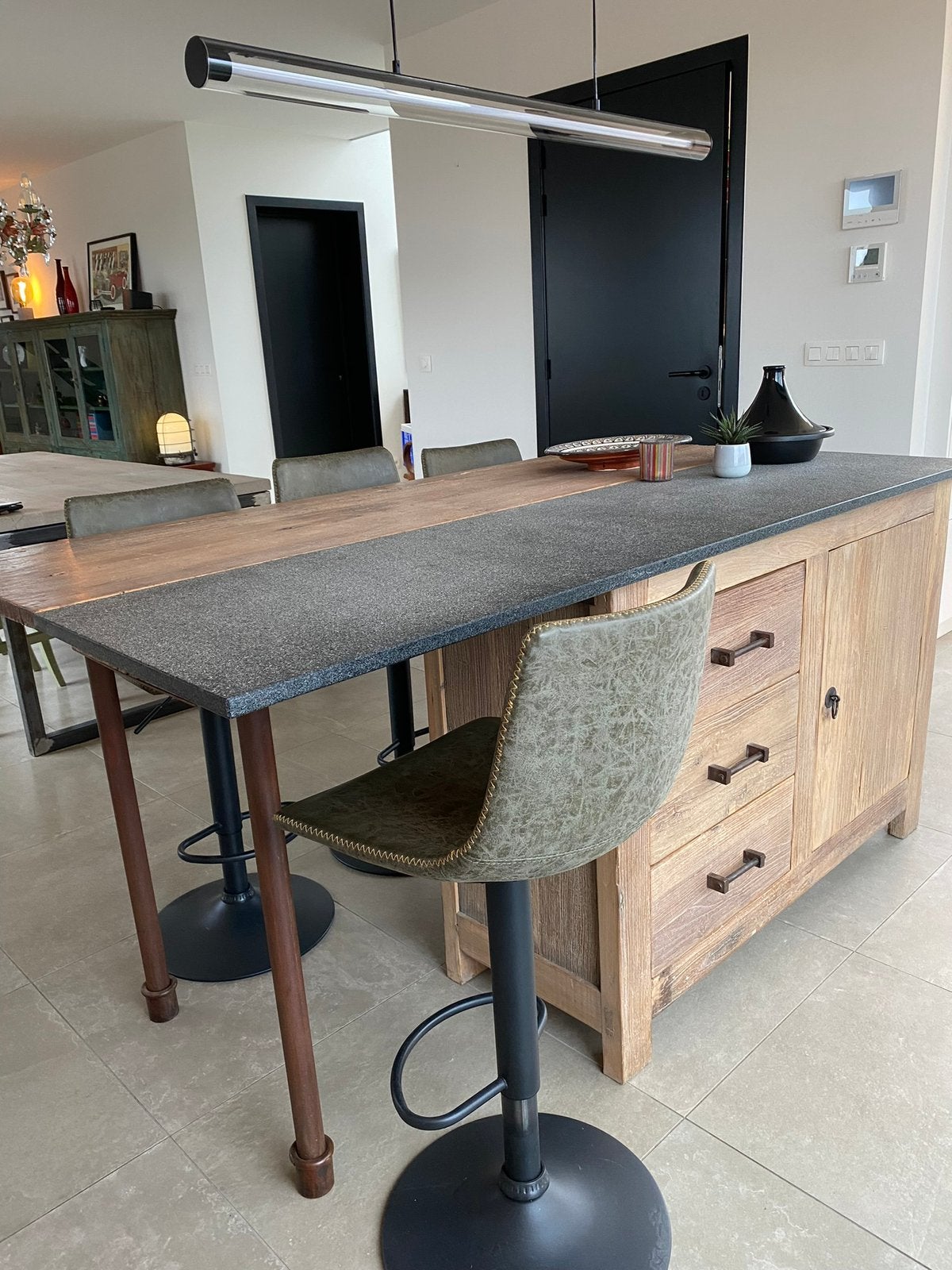 Eiland - massief hout en steen, Huis en Inrichting, Barren, Zo goed als nieuw, Ophalen