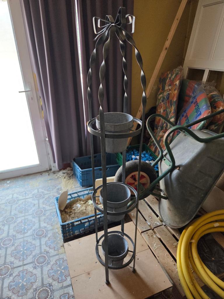 Metalen bloempotten in staander, Ophalen, Zo goed als nieuw, Overige metalen