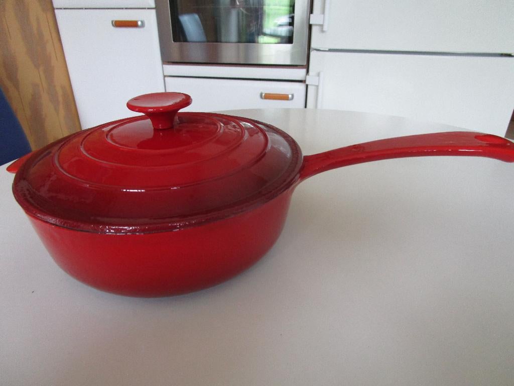 Casserole poêlon en fonte  23 cm H 8 cm. manche 18 cm., Enlèvement, Comme neuf, Fonte, Plaque céramique