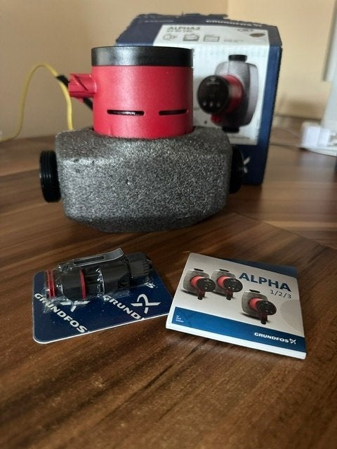 Grundfos Alpha2  32-40 180 circulatiepomp, Doe-het-zelf en Bouw, Verwarming en Radiatoren, Ophalen, Nieuw