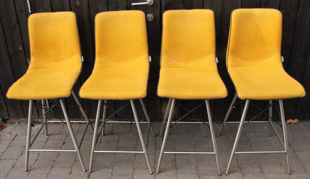 4 chaises bar XOOON Celin (pivotantes, jaune moutarde), Avec repose-pieds, 4 tabourets, Enlèvement, Utilisé