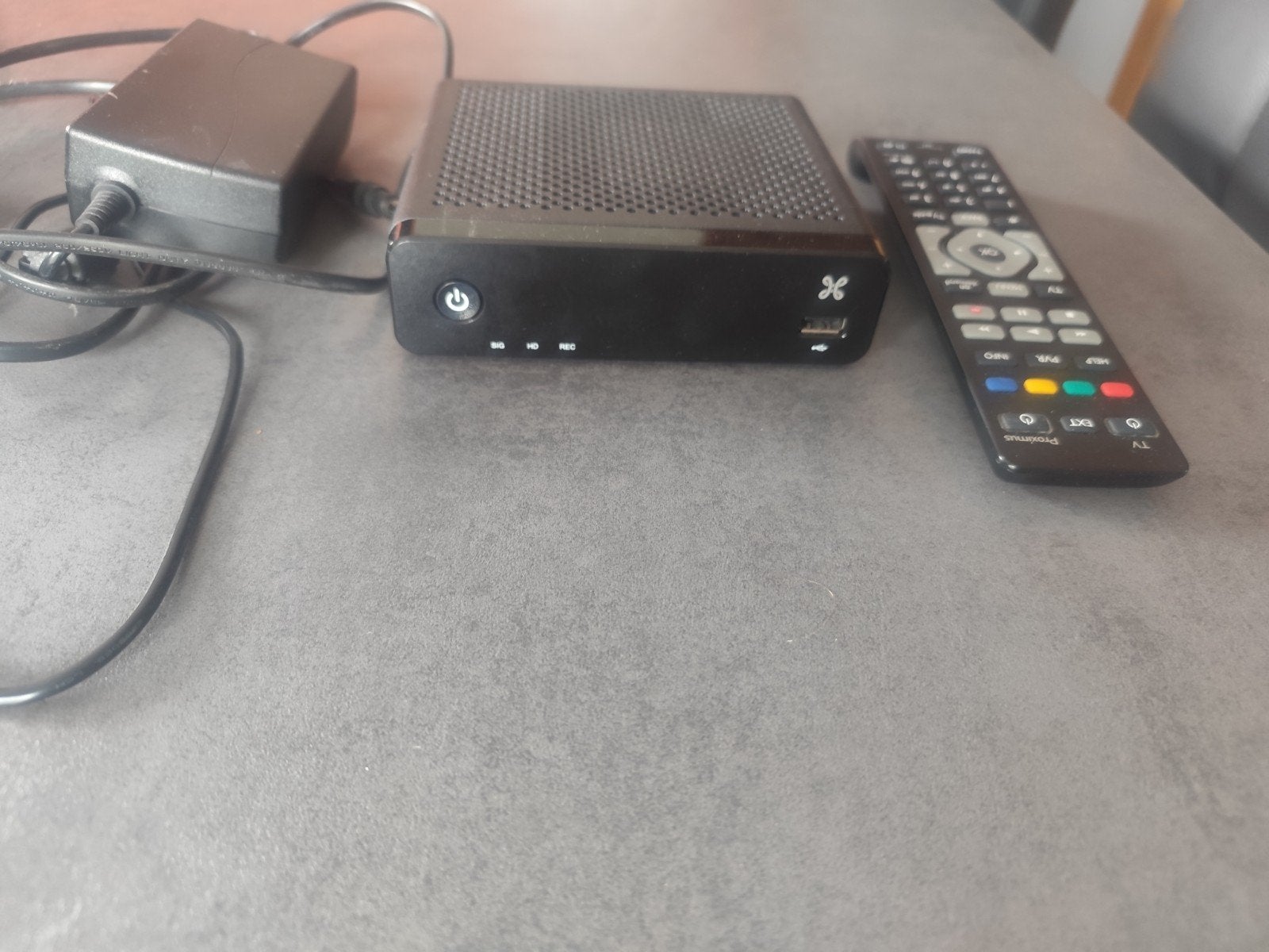 Décodeur TV V5 complet (voir photos). Envoi possible., Enlèvement ou Envoi, Décodeur
