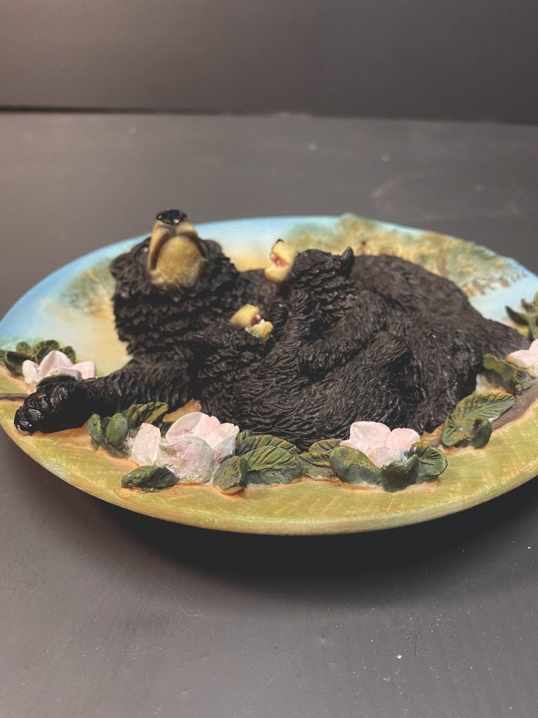 Assiette motif ours bruns, Enlèvement