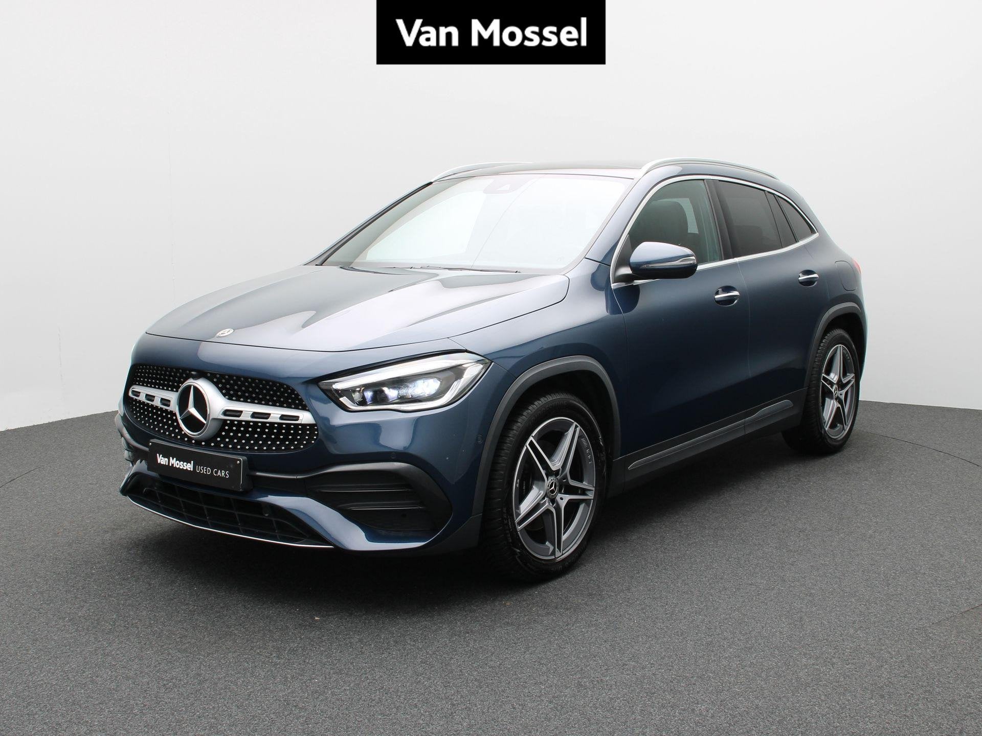 Mercedes-Benz GLA 180 AMG Line + MULTIBEAM LED + PANORAMISCH, Auto's, Dealer onderhouden, Stof, Gebruikt, Zwart